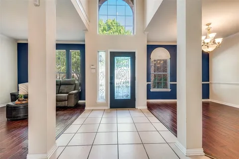 a view of an entryway with a livingroom