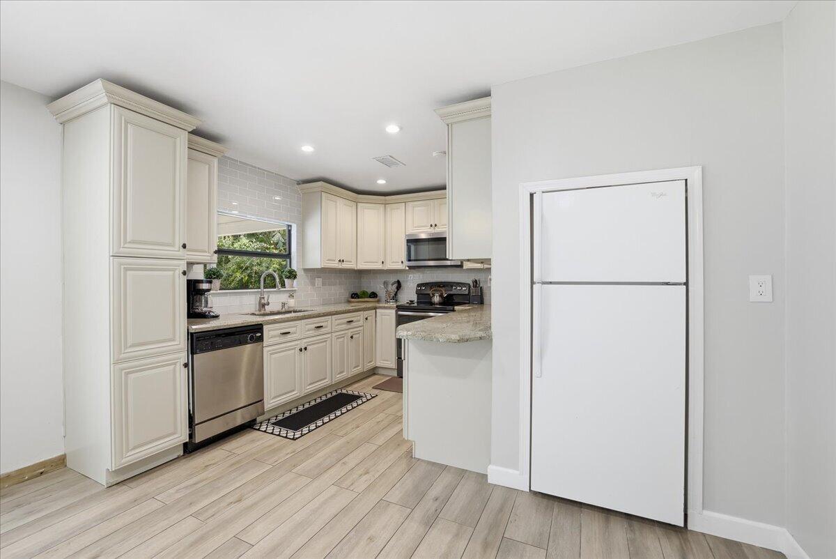 583 Northwest 12th Terrace Boca Raton, FL 33486 - Photo 15 of 31 08-8I8A5034