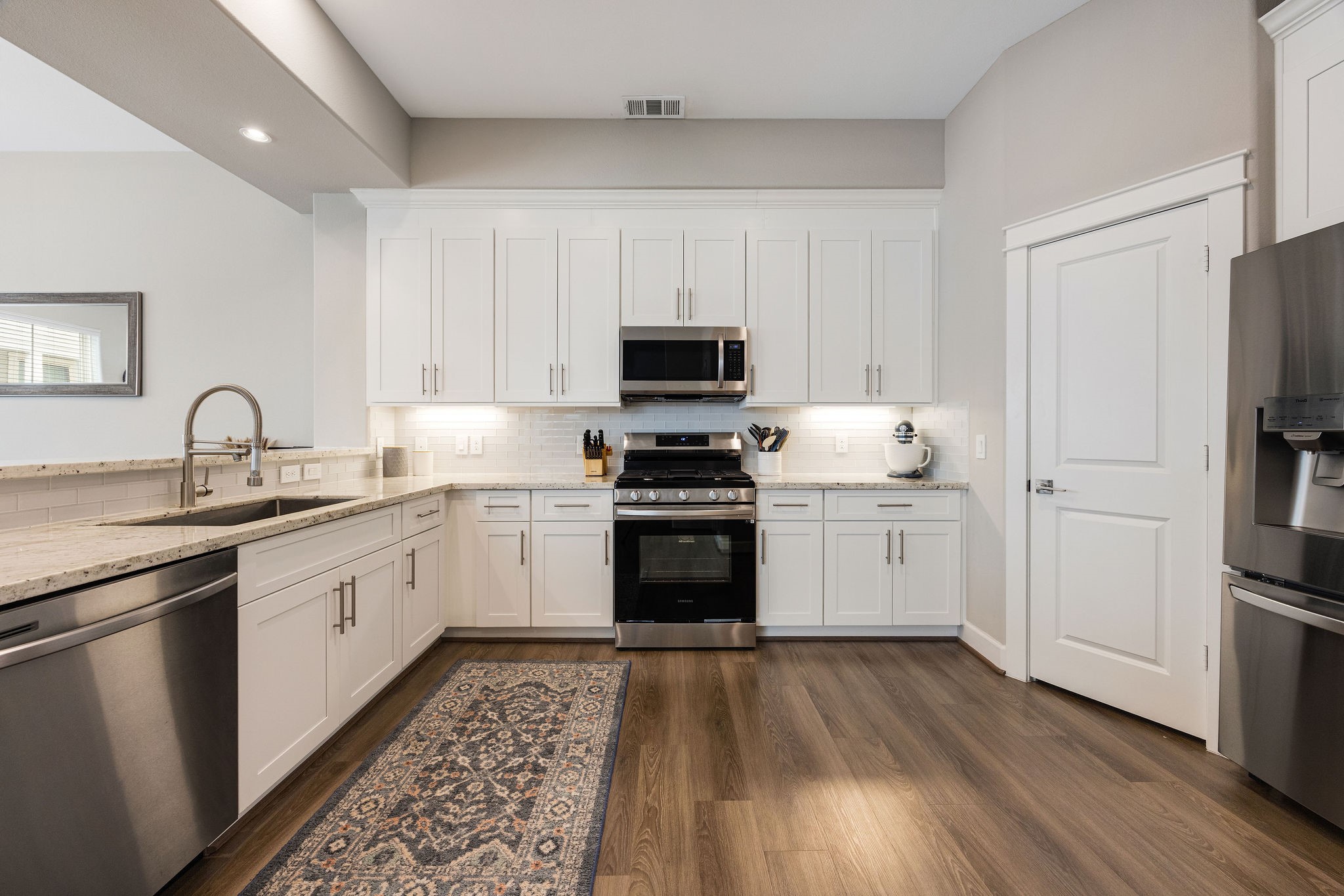 603 Link Road, Unit F Houston, TX 77009 - Photo 5 of 16 Expansive layout with soft-close cabinetry, pantry, under-cabinet lighting, and breakfast bar seating.