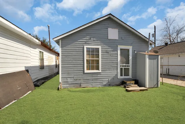 a view of a house with a backyard