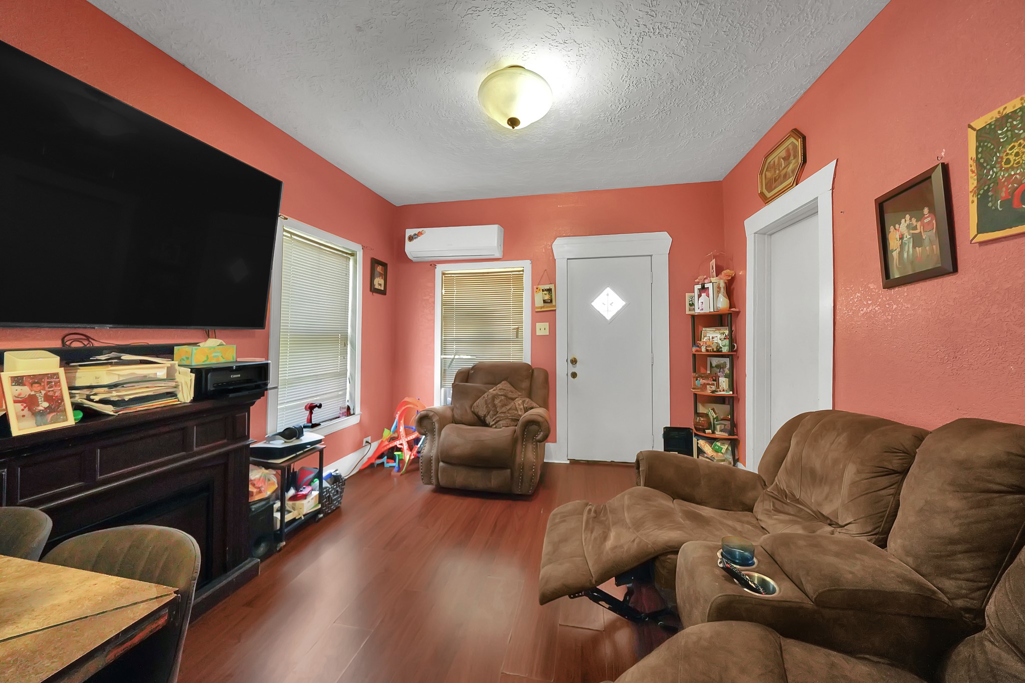 1414 Moody Street Houston, TX 77009 - Photo 9 of 27 a living room with furniture and a flat screen tv