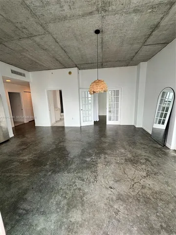 a view of empty room with a ceiling fan