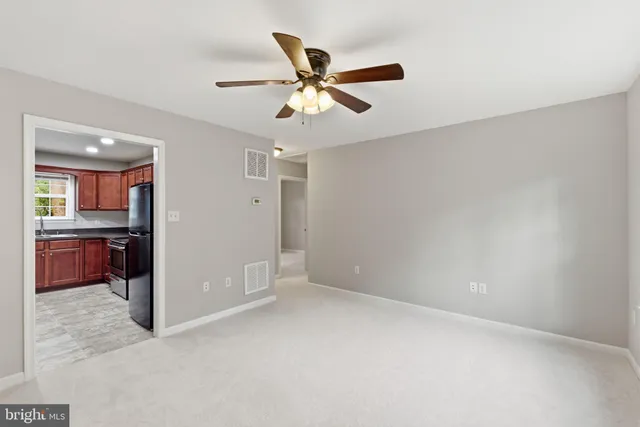 a view of a livingroom with a ceiling fan