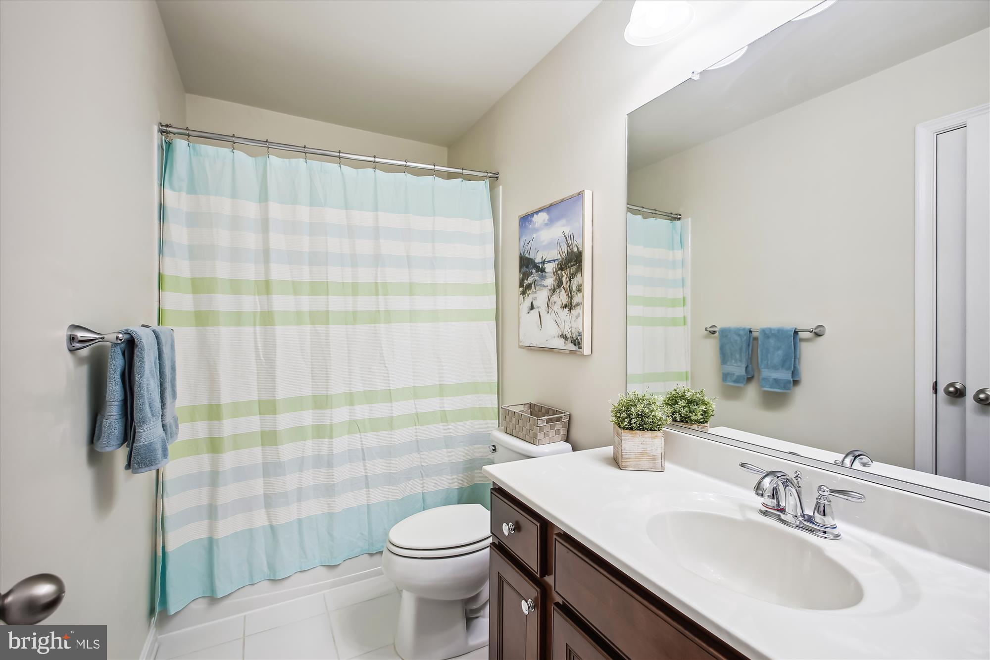 7941 Silver Oak Road Hanover, MD 21076 - Photo 29 of 56 WELL-APPOINTED HALL BATH W/ TUB SHOWER