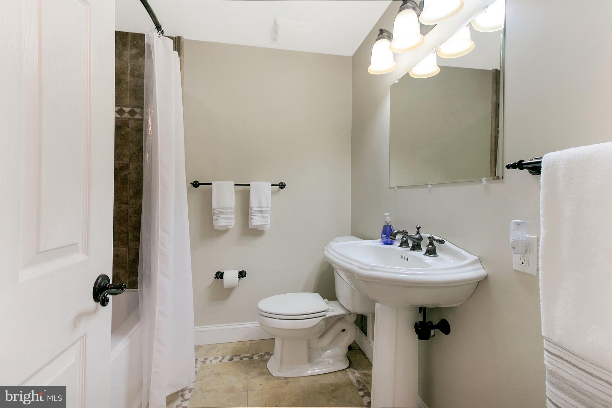 610 Howard Road West Chester, PA 19380 - Photo 29 of 40 Full hall bath