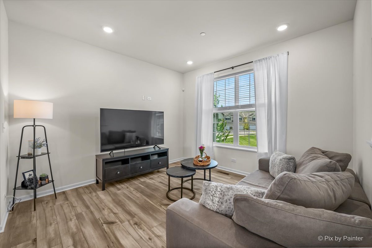 1623 BENTZ Way Batavia, IL 60510 - Photo 5 of 29 a living room with furniture and a flat screen tv