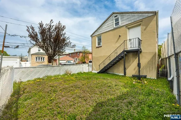 $3,000 | 826 7th Street, Secaucus, NJ 07094