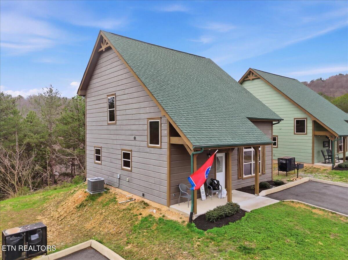 850 Osprey Way Pigeon Forge, TN 37863 - Photo 3 of 29 Side View