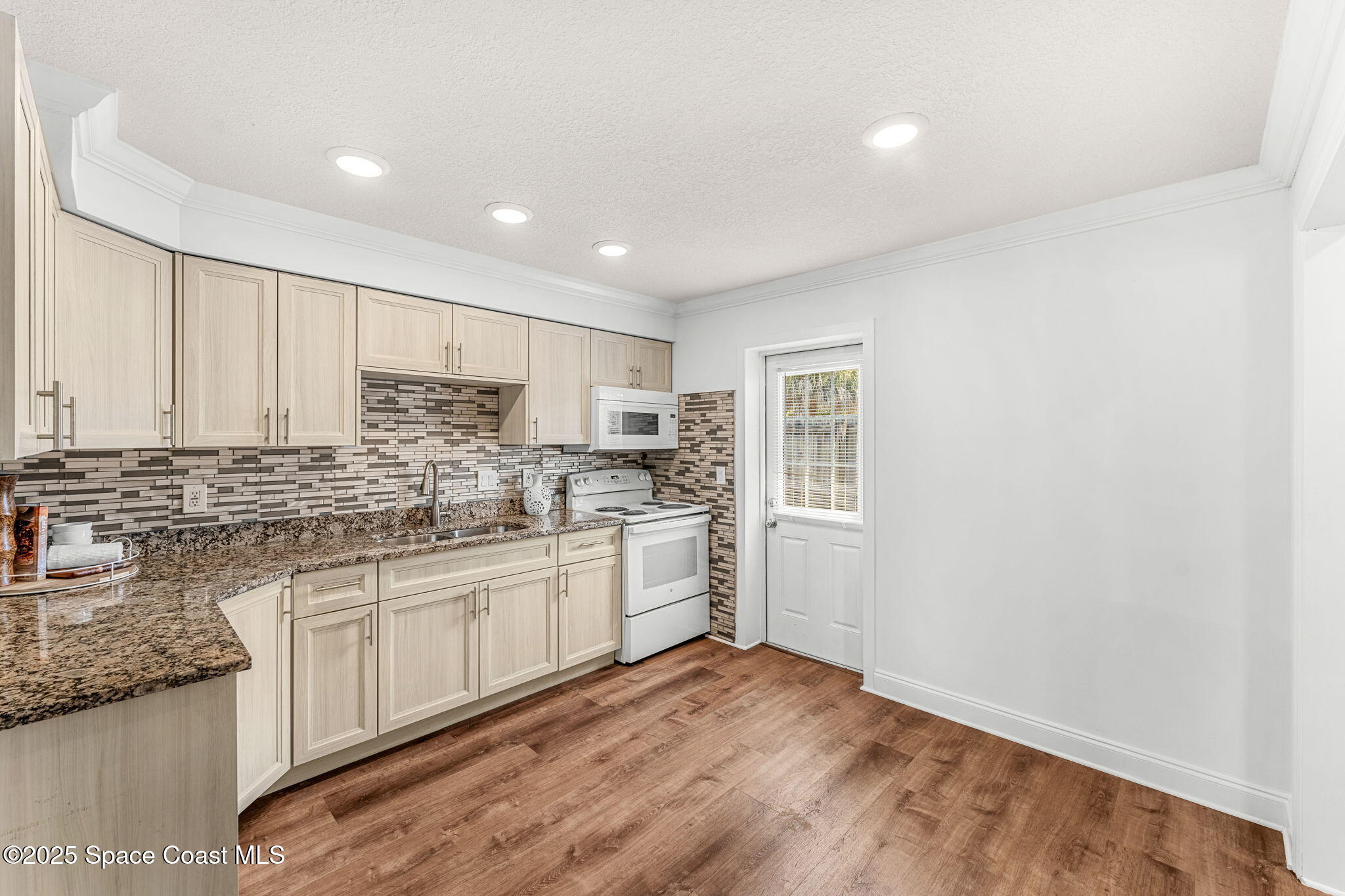 925 Bell Street Melbourne, FL 32935 - Photo 11 of 29 18-web-or-mls-DSC03392-HDR