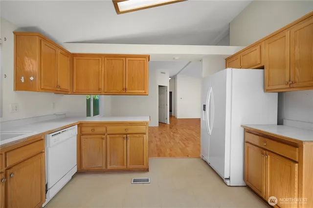 a view of empty room with window