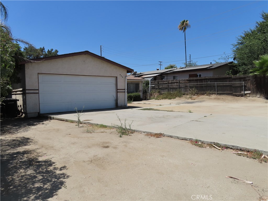 925 Navajo Road Perris, CA 92570 - Photo 2 of 14