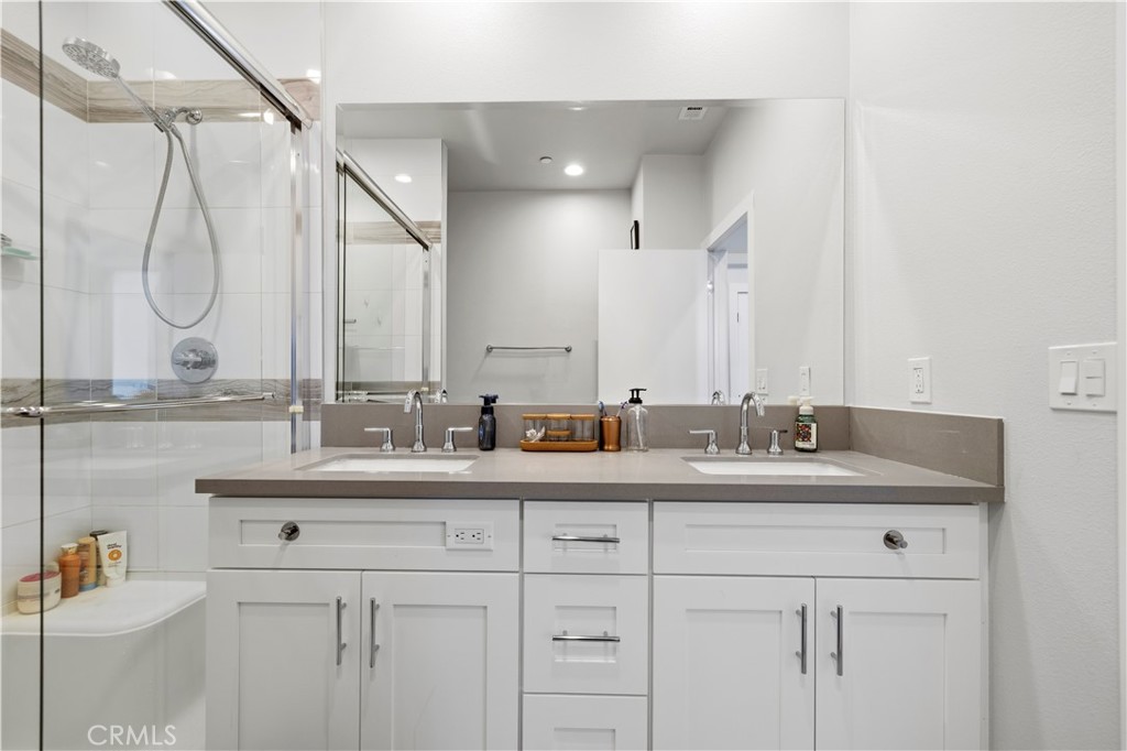 7960 Telegraph Road Downey, CA 90240 - Photo 28 of 59 Primary Suite Bathroom
