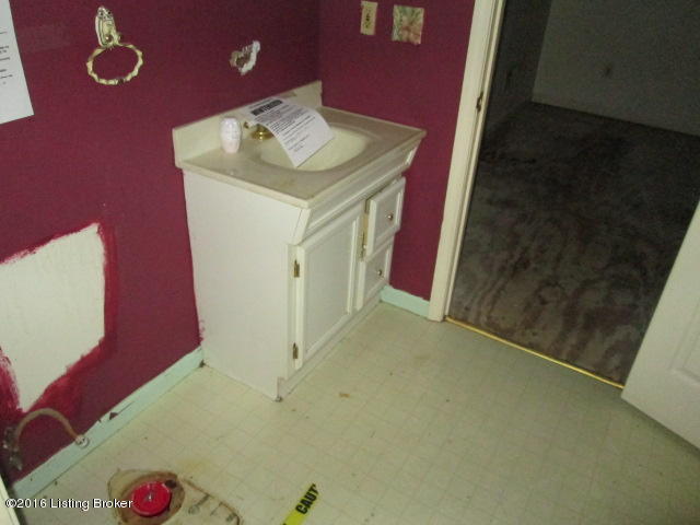 4817 Hopewell Road Louisville, KY 40299 - Photo 12 of 23 2nd floor bathroom