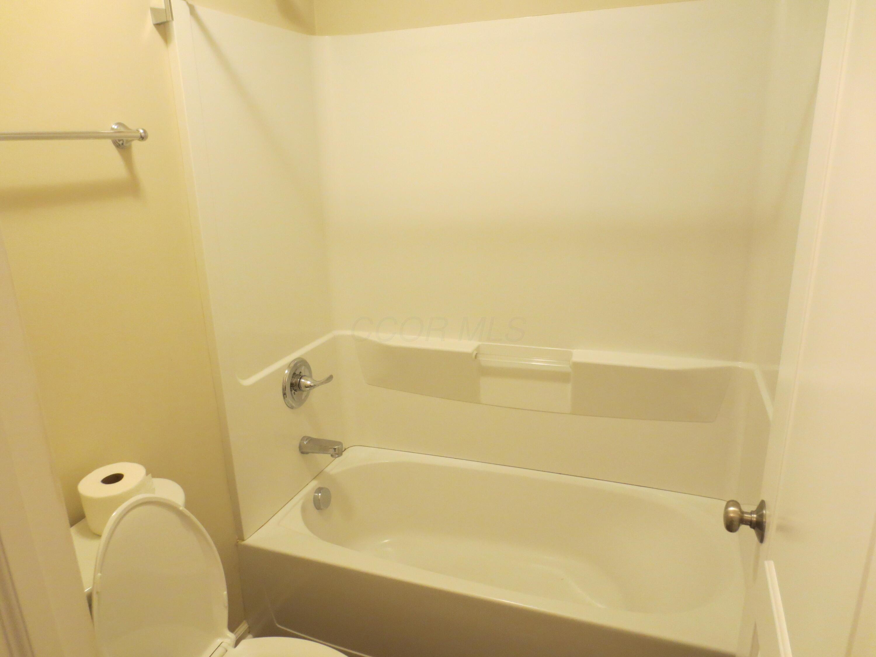 101 Merriston Circle Delaware, OH 43015 - Photo 21 of 34 Tub in hall bathroom