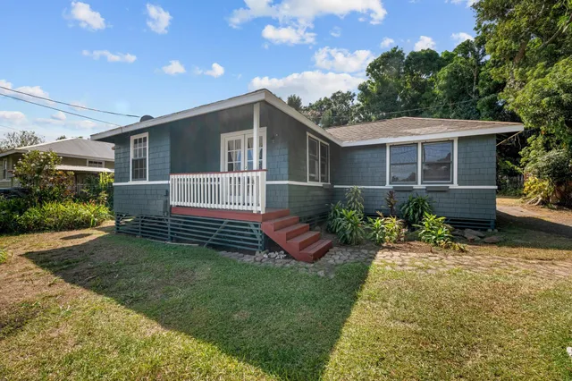 a view of a house with a yard
