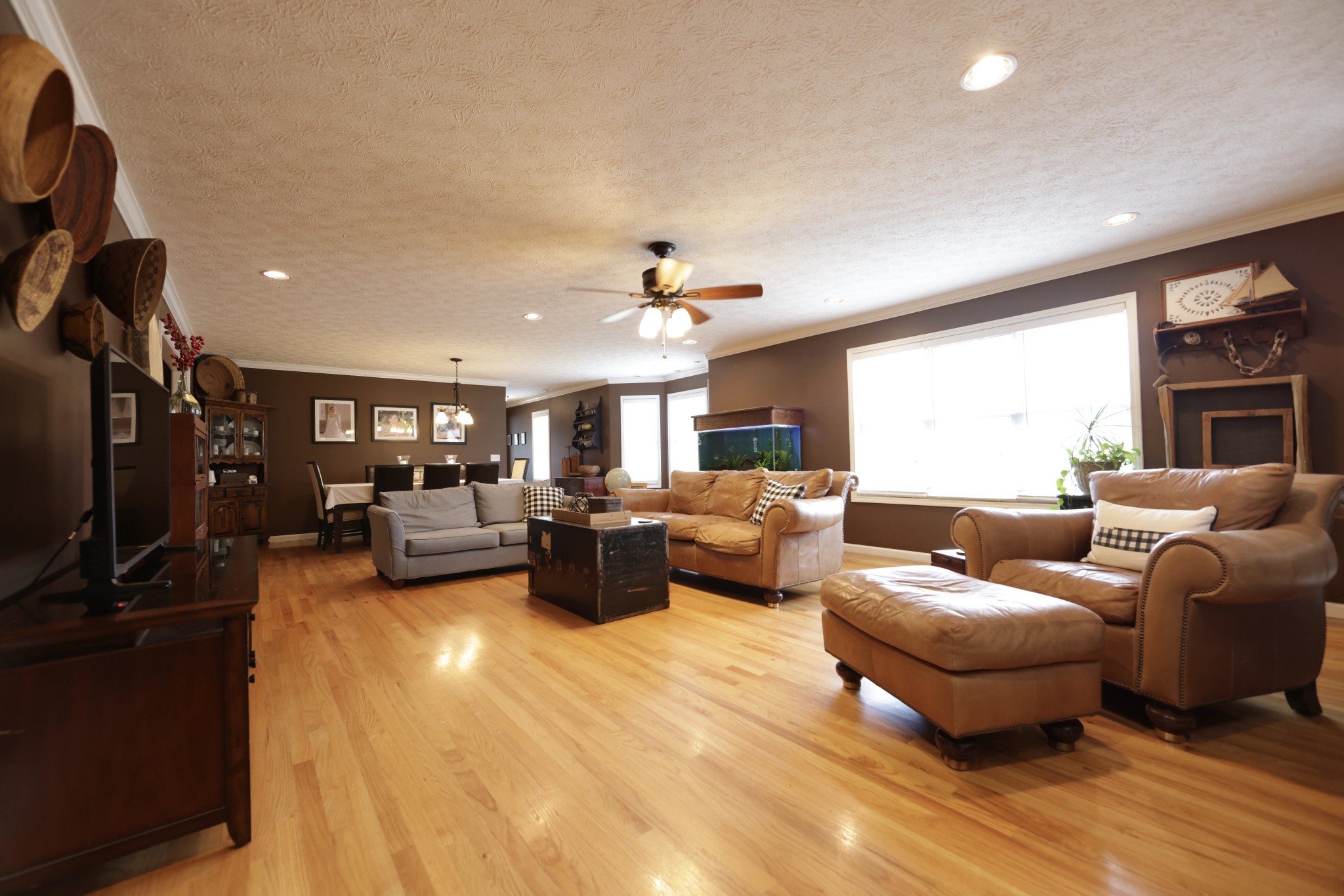 6808 Hester Road Springfield, TN 37172 - Photo 23 of 50 a living room with furniture and a flat screen tv