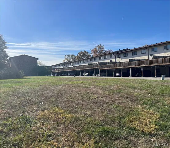 $300,000 | 290 Carmel Woods Drive, Ellisville, MO 63021