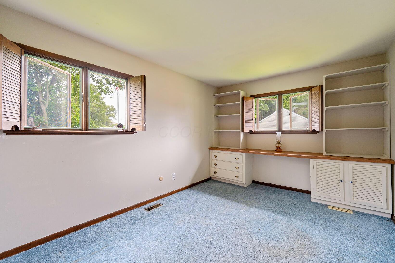 300 Stockbridge Road Columbus, OH 43207 - Photo 28 of 40 Large bedroom that could double as an in home office.