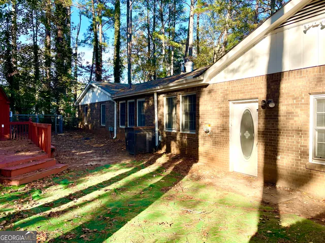 a view of a house with backyard and sitting area