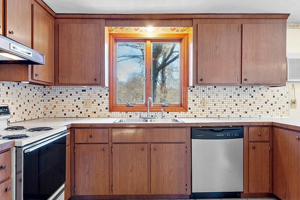 9 Clark Road Peabody, MA 01960 - Photo 8 of 28 Gallery Image 8