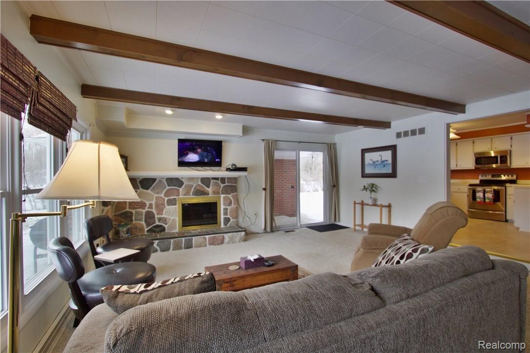 286 Whims Court Rochester, MI 48306 - Photo 8 of 22 living room 2.jpg