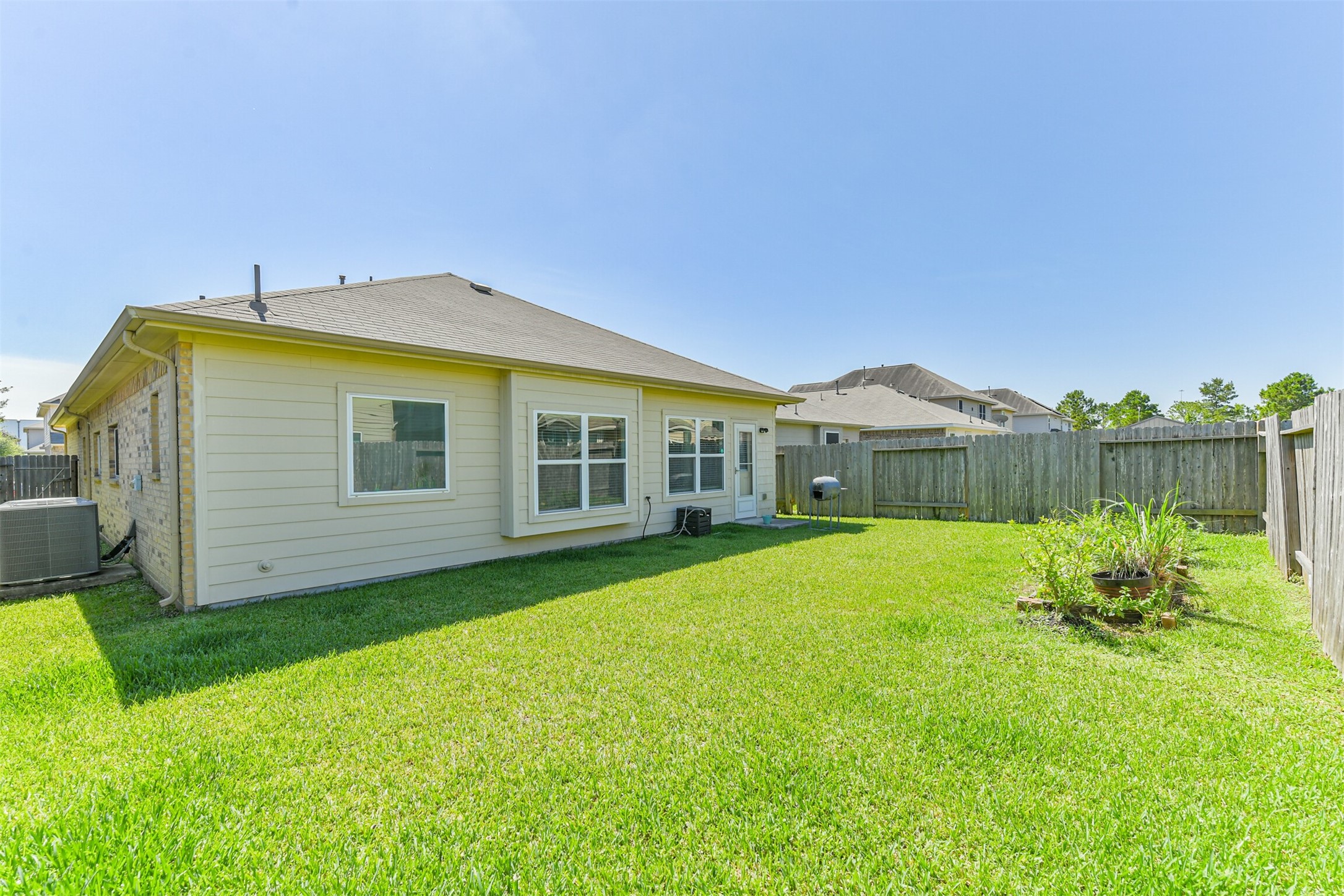 7527 Windsor Valley Lane Houston, TX 77049 - Photo 34 of 35 a view of a house with backyard and sitting area