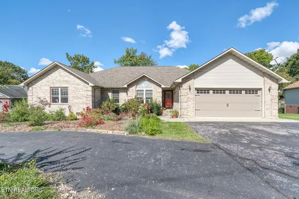 $529,900 | 633 East Deer Creek Drive, Crossville, TN 38571