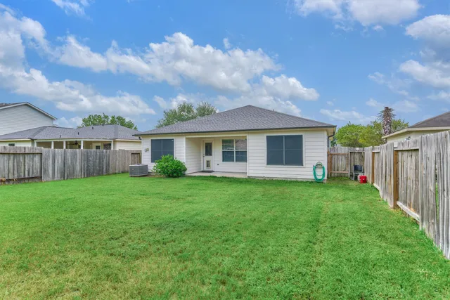 a view of a house with backyard and garden