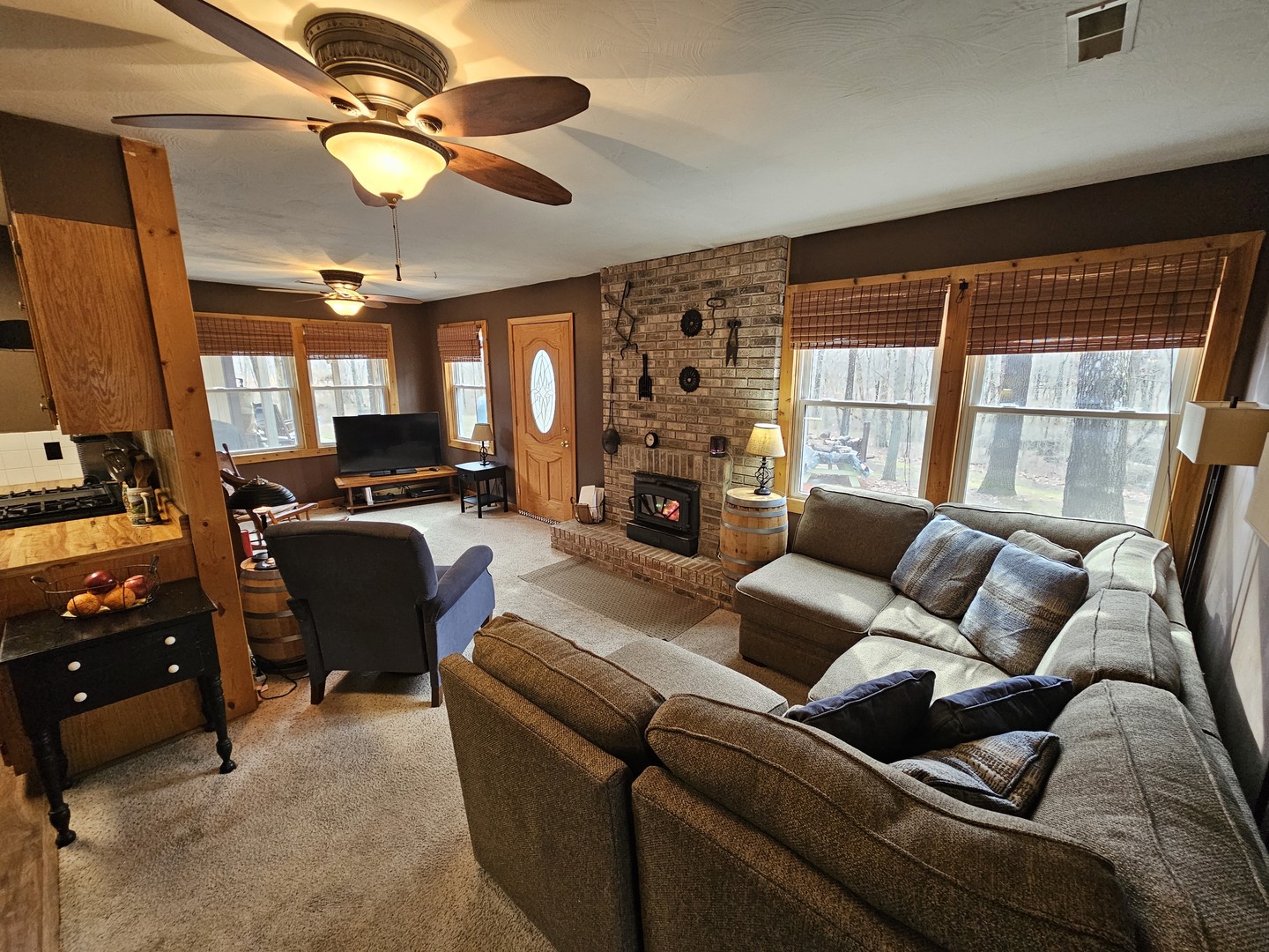 13751 North Condor Lane Bluford, IL 62814 - Photo 17 of 38 a living room with furniture ceiling fan and a window