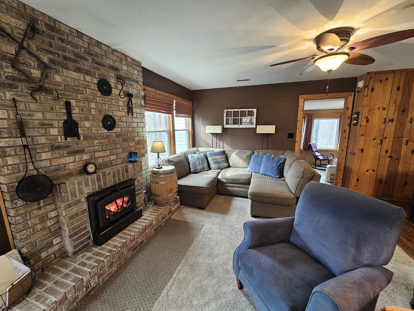 13751 North Condor Lane Bluford, IL 62814 - Photo 19 of 38 a living room with furniture a fireplace and a flat screen tv