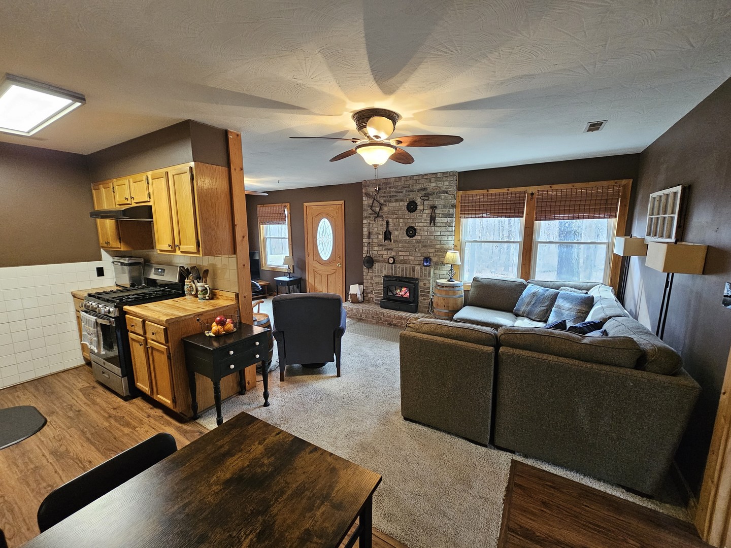 13751 North Condor Lane Bluford, IL 62814 - Photo 21 of 38 a living room with furniture a ceiling fan and a window