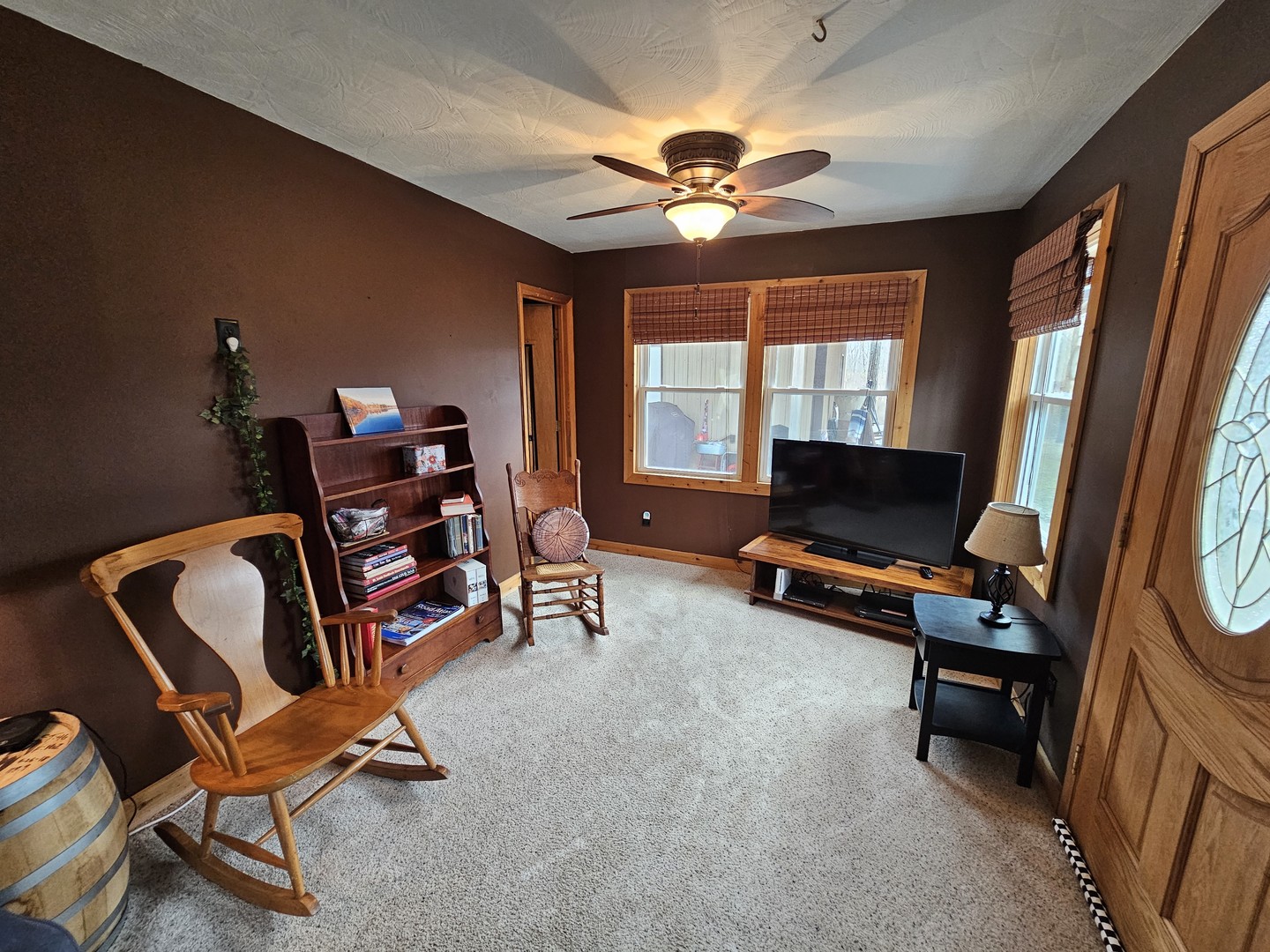 13751 North Condor Lane Bluford, IL 62814 - Photo 23 of 38 a living room with furniture and a flat screen tv