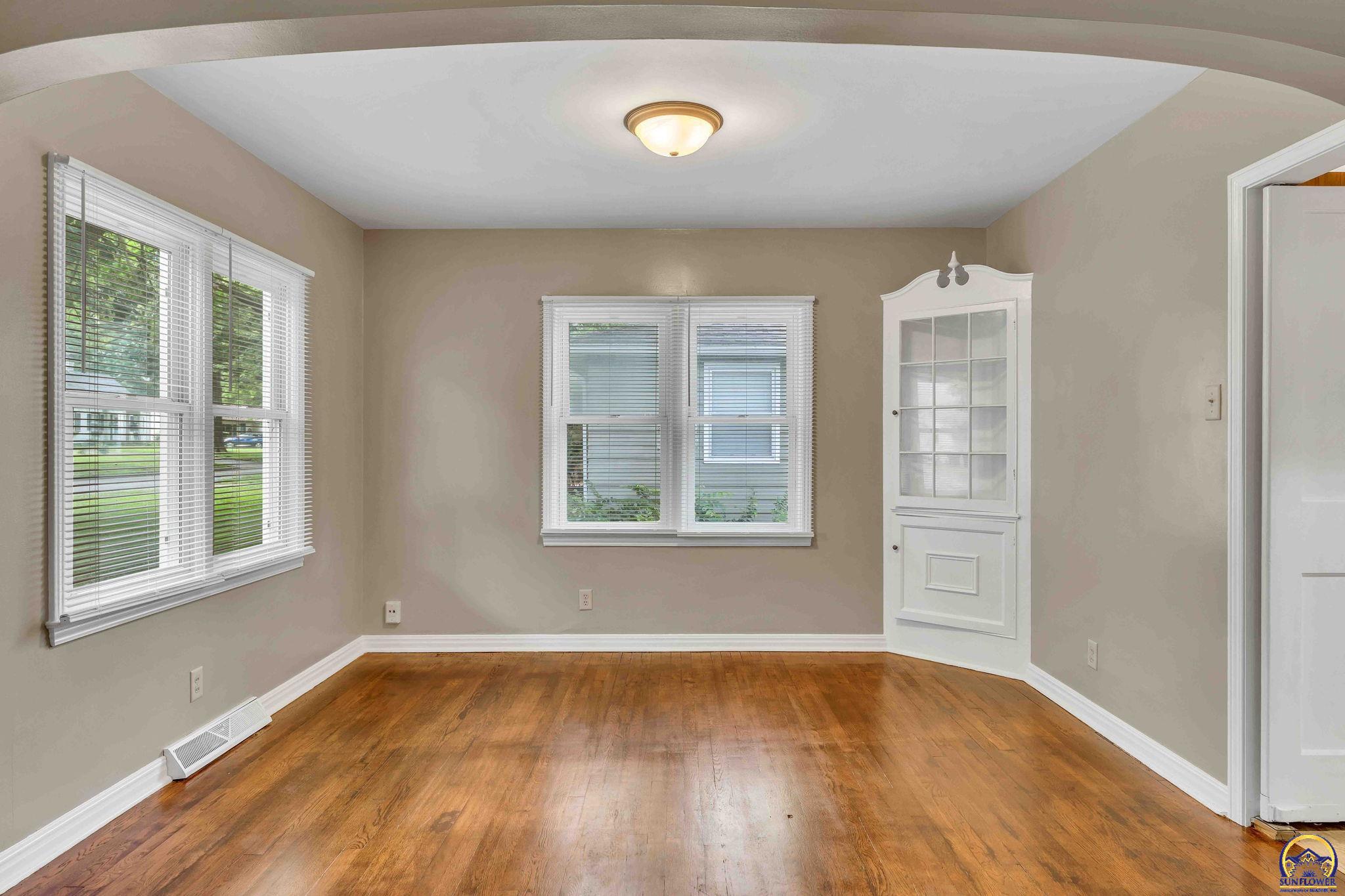 2212 Southwest Burnett Road Topeka, KS 66614 - Photo 11 of 37