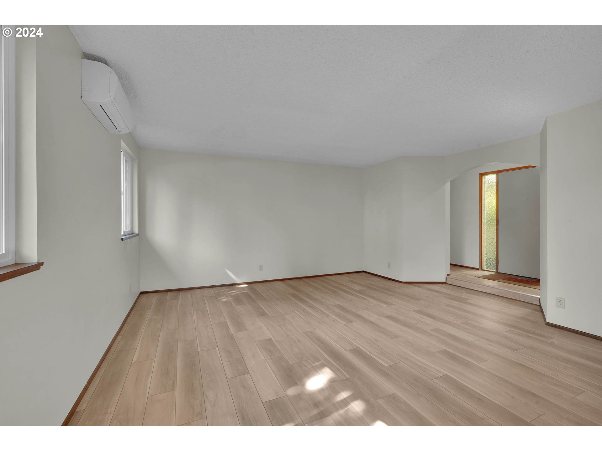 5215 G Street Springfield, OR 97478 - Photo 8 of 35 a view of an empty room and window