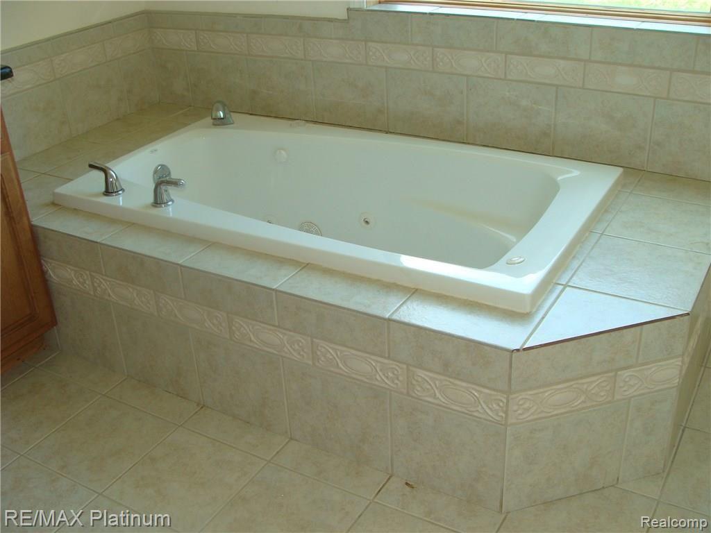 11380 9 Mile Road South Lyon, MI 48178 - Photo 5 of 7 DSC04367.JPG