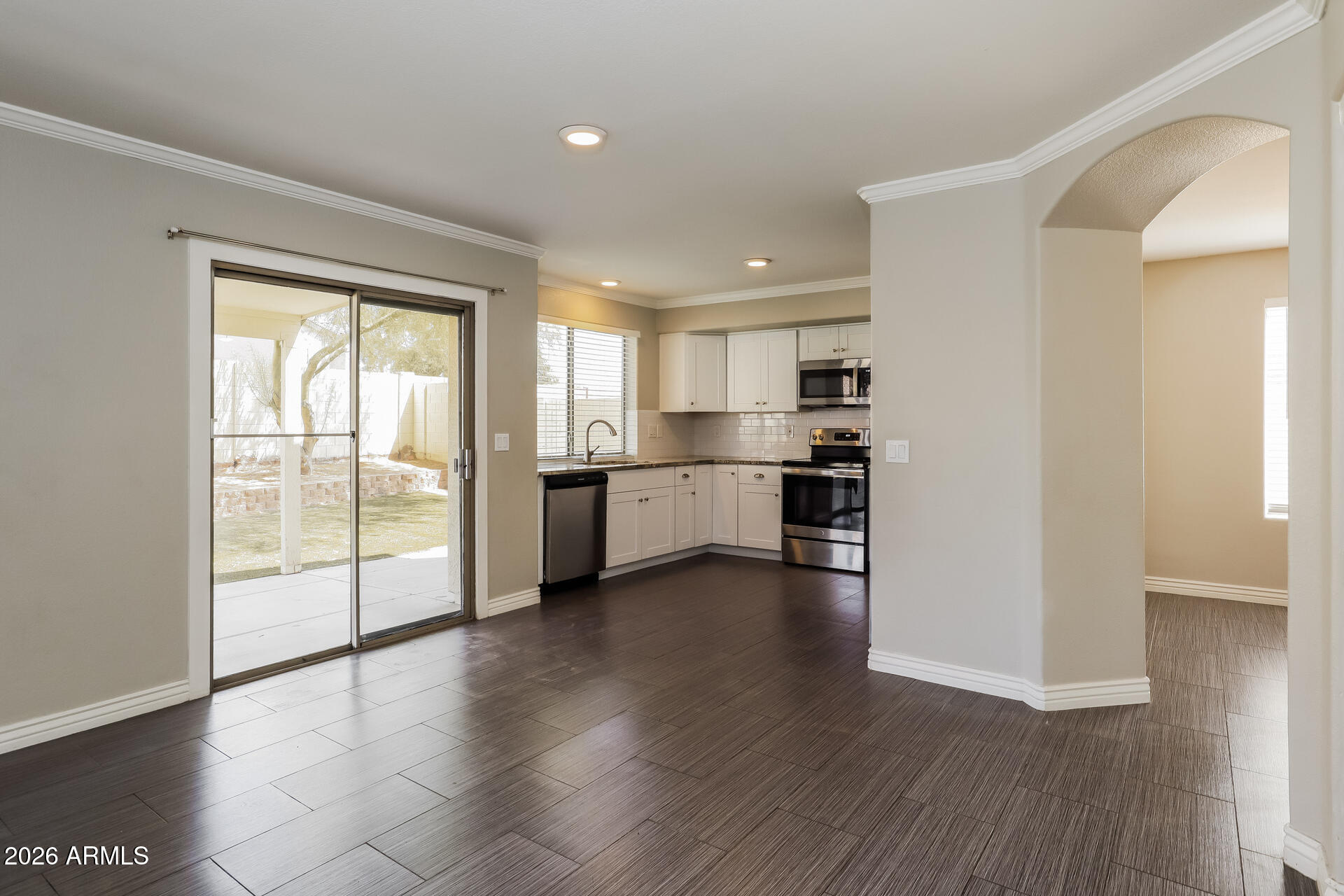 12706 West Desert Rose Road Avondale, AZ 85392 - Photo 4 of 17 005-photo-breakfast-nook-14003159