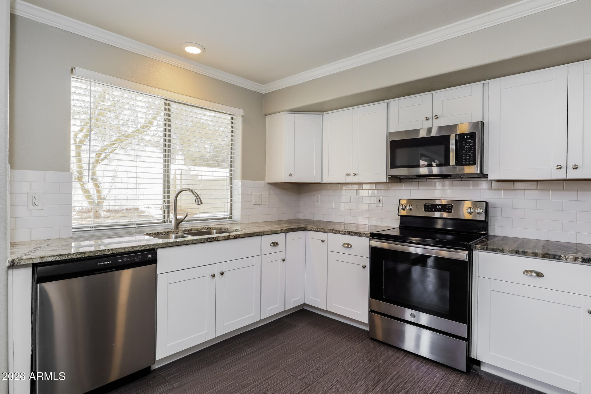12706 West Desert Rose Road Avondale, AZ 85392 - Photo 5 of 17 006-photo-kitchen-14003157