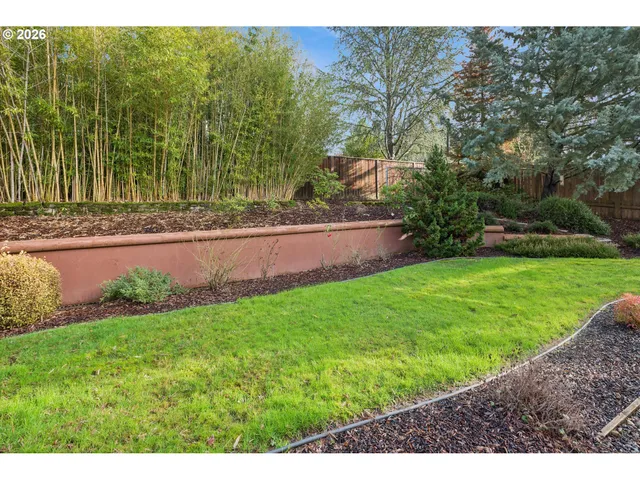 a view of yard with green space