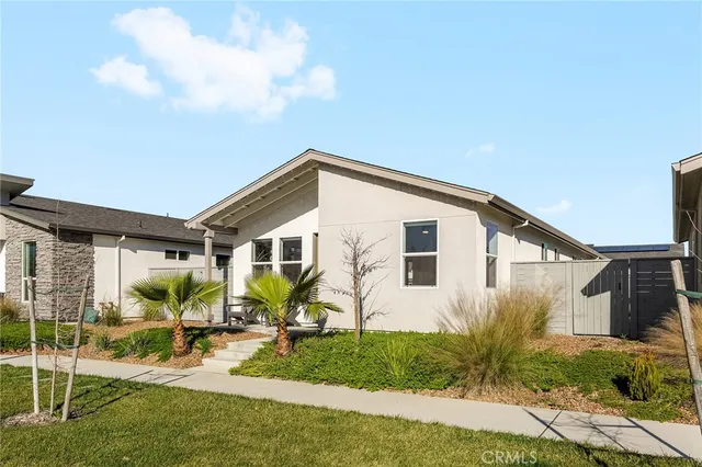 a view of a house with backyard