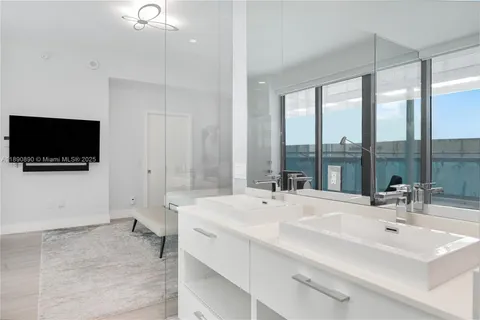$3,000,000 | 650 Northeast 32nd Street, Unit BH7, Miami, FL 33137