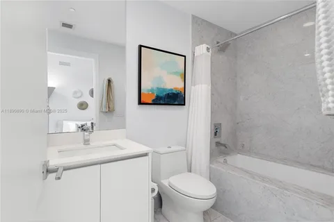 $3,000,000 | 650 Northeast 32nd Street, Unit BH7, Miami, FL 33137