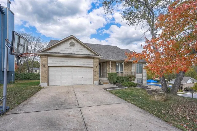 $470,000 | 1025 Southwest Pacific Drive, Lee's Summit, MO 64081