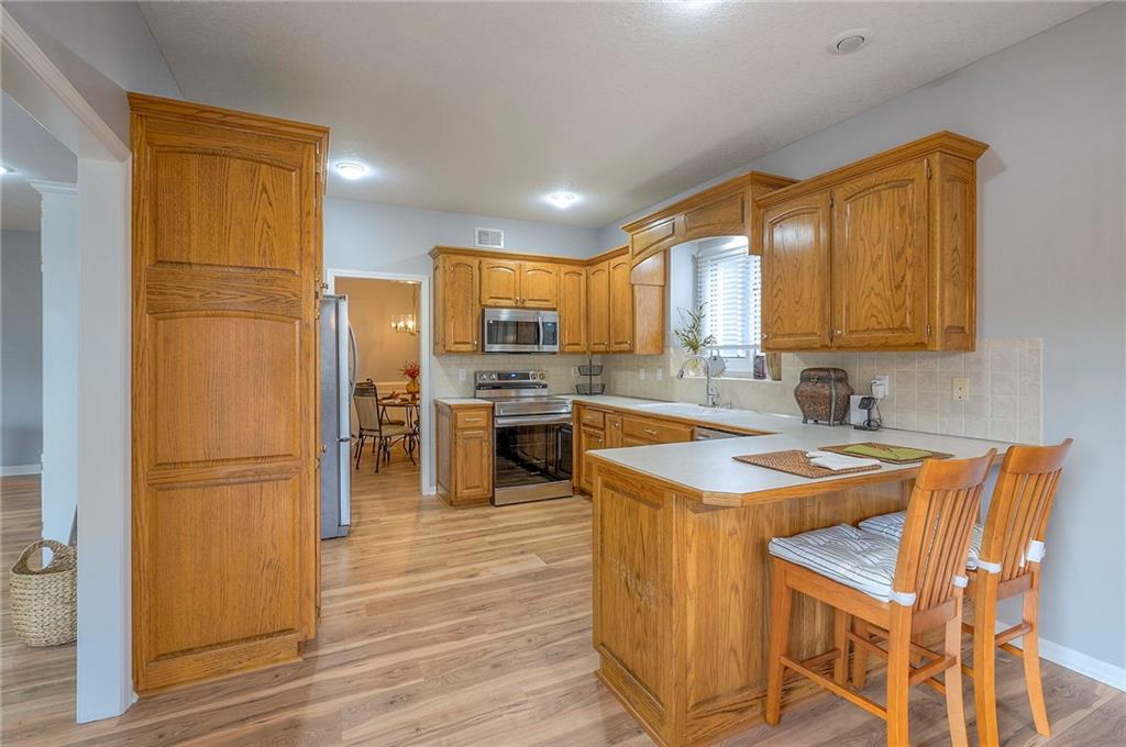 1025 Southwest Pacific Drive Lee's Summit, MO 64081 - Photo 13 of 39