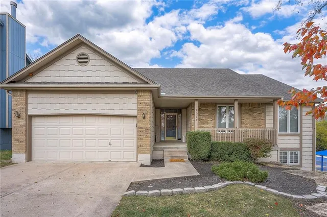 $470,000 | 1025 Southwest Pacific Drive, Lee's Summit, MO 64081