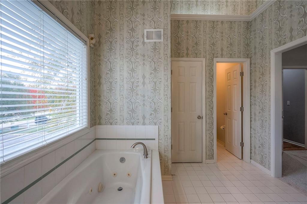 1025 Southwest Pacific Drive Lee's Summit, MO 64081 - Photo 26 of 39
