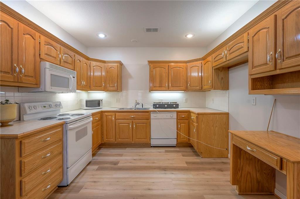 1025 Southwest Pacific Drive Lee's Summit, MO 64081 - Photo 29 of 39