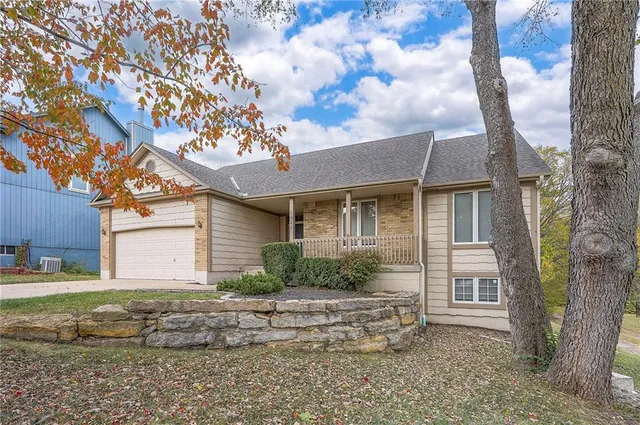 $470,000 | 1025 Southwest Pacific Drive, Lee's Summit, MO 64081