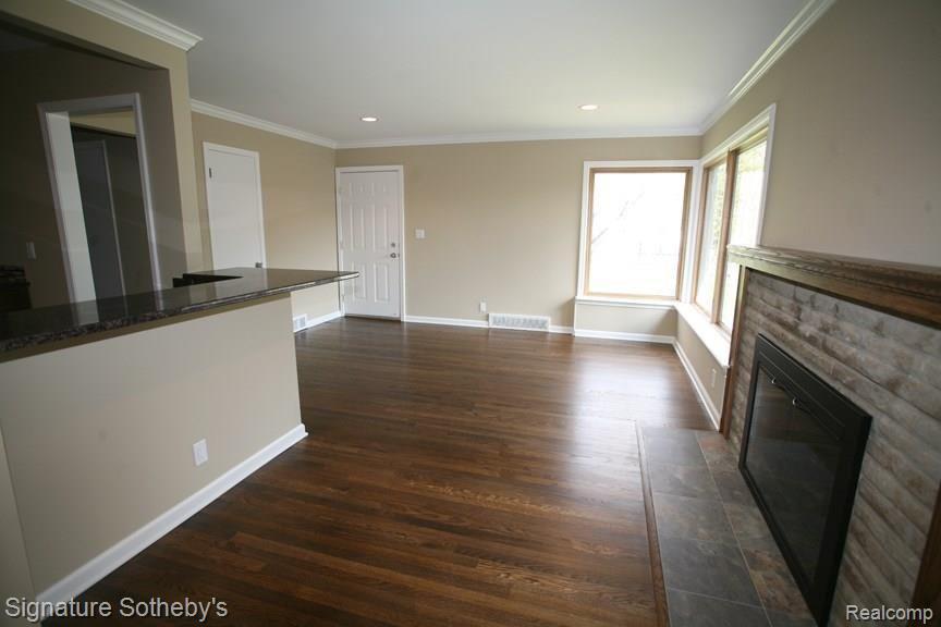 2550 Middlebelt Road West Bloomfield, MI 48324 - Photo 4 of 31 Gleaming Floors