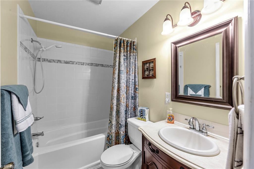 1724 Warf Road Lexington, NC 27292 - Photo 27 of 44 Upstairs hall bath.