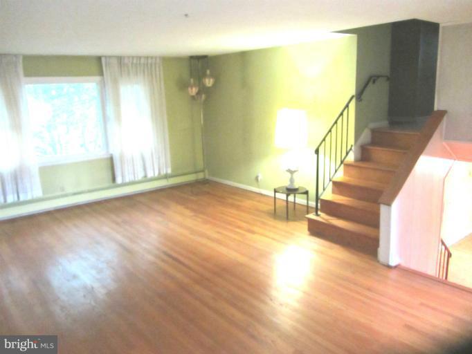 804 Seaword Road Baltimore, MD 21286 - Photo 6 of 13 Living Room